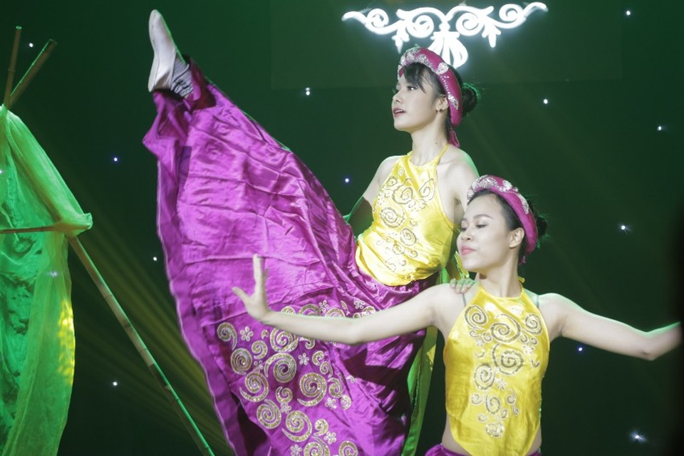 
Tô Thúy Hằng (đứng) khoe kĩ thuật khó trong phần trình diễn Sóng lụa ven đô
