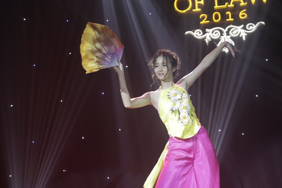 
Lựa chọn nền nhạc Bánh trôi nước phối EDM, Lê Thùy Trang đã có một phần thi múa đương đại khá thành công
