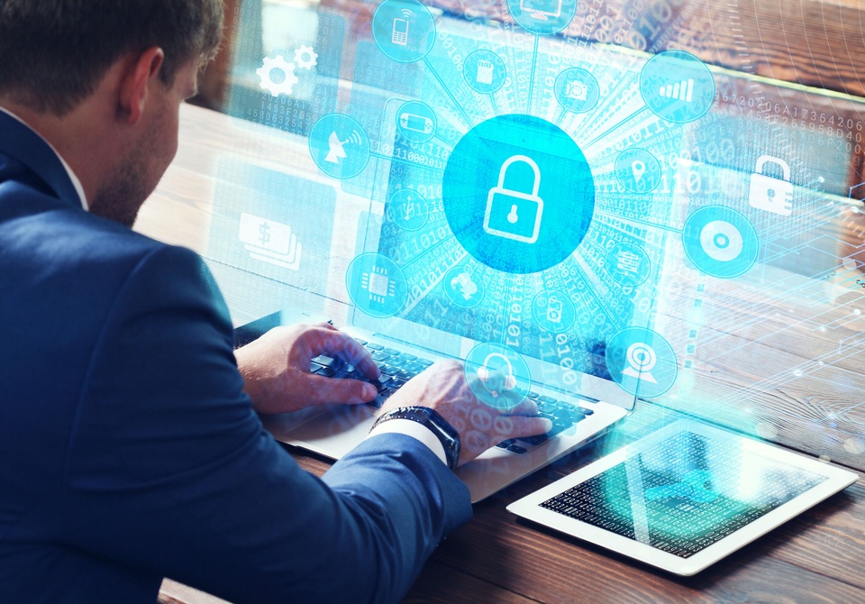 Các ngân hàng liên tục "chạy đua" với hacker - 1
TS. Nguyễn Trí Hiếu cho rằng, khách hàng bị mất tiền trong tài khoản do bị tội phạm mạng tấn công là sự cố... hết sức bình thường, có thể xảy ra trong bất kỳ nền tài chính nào (ảnh minh họa).