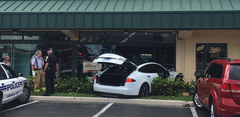 Xe Tesla Model S bị nghi tăng tốc mất kiểm soát - 2 Xe Tesla Model S bị nghi tăng tốc mất kiểm soát - 2