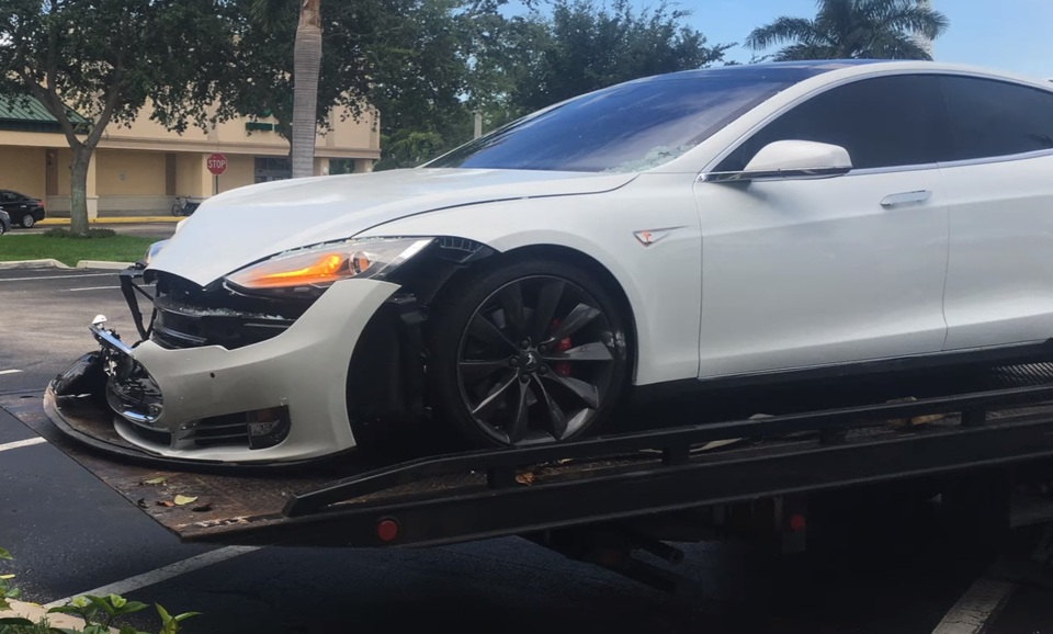 Xe Tesla Model S bị nghi tăng tốc mất kiểm soát - 4 Xe Tesla Model S bị nghi tăng tốc mất kiểm soát - 4