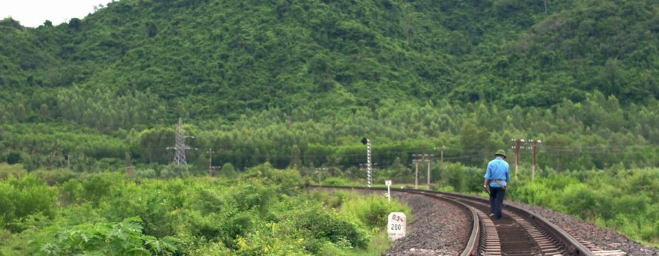 Người tuần đường mải miết sải những bước chân lặng thầm giữa muôn dặm đường