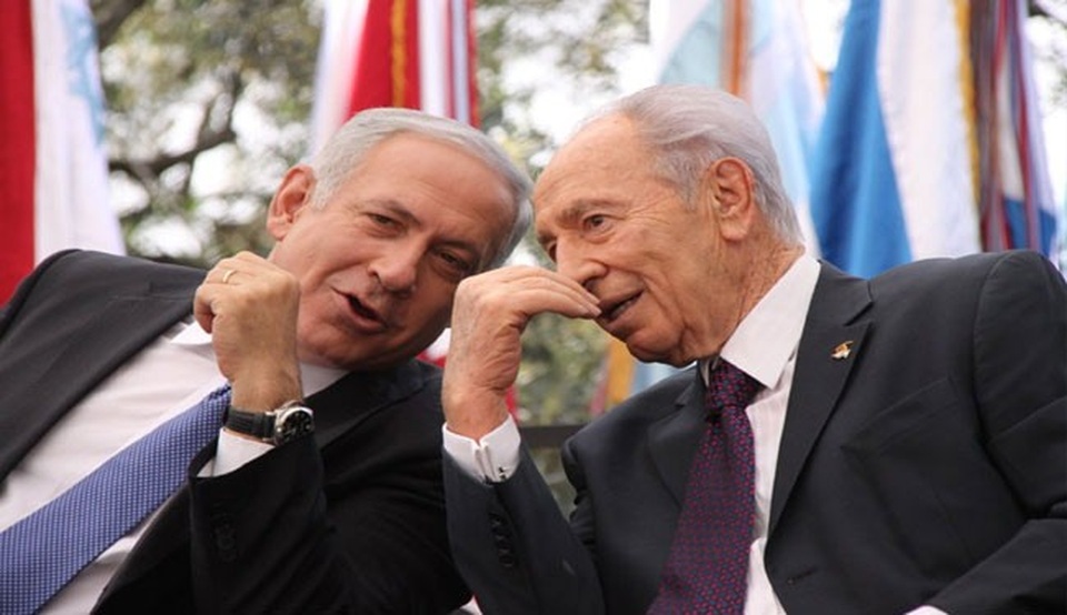 Tiết lộ bí mật chấn động của cố Tổng thống Israel - 2
Cố Tổng thống Israel Shimon Peres (phải) và Thủ tướng Benjamin Netanyahu. (Ảnh: AFP)