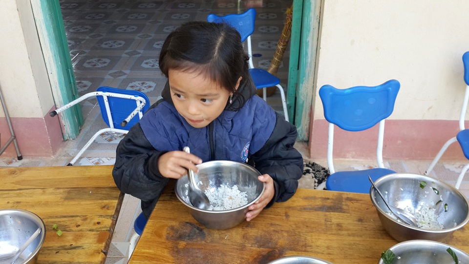 Ở nơi một cô giáo chỉ đứng lớp… 4 học sinh - 14
Không có rau có thịt cá, chỉ có mỗi cơm trắng nhưng cô học trò nhỏ vẫn ngồi ăn ngon lành