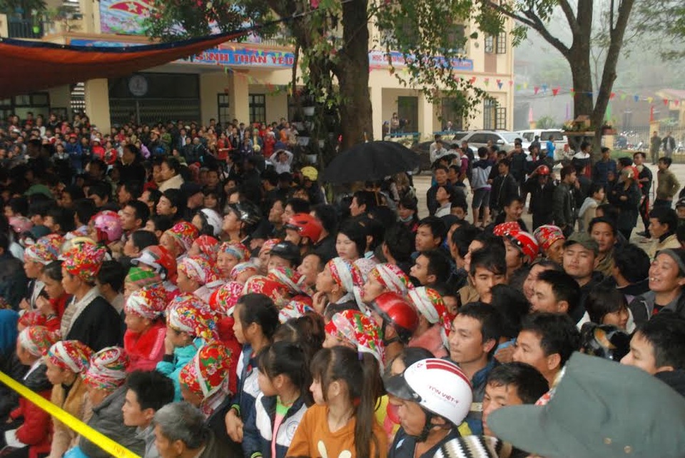 Tử hình kẻ sát hại 4 người trong một gia đình ở Lào Cai - 2
Hàng ngàn người dân xã Trịnh Tường và các vùng lân cận tới dự phiên tòa xét xử lưu động bị cáo Tẩn Láo Lở