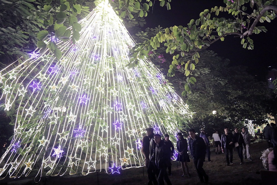 
Cây thông khổng lồ từ dàn đèn led
