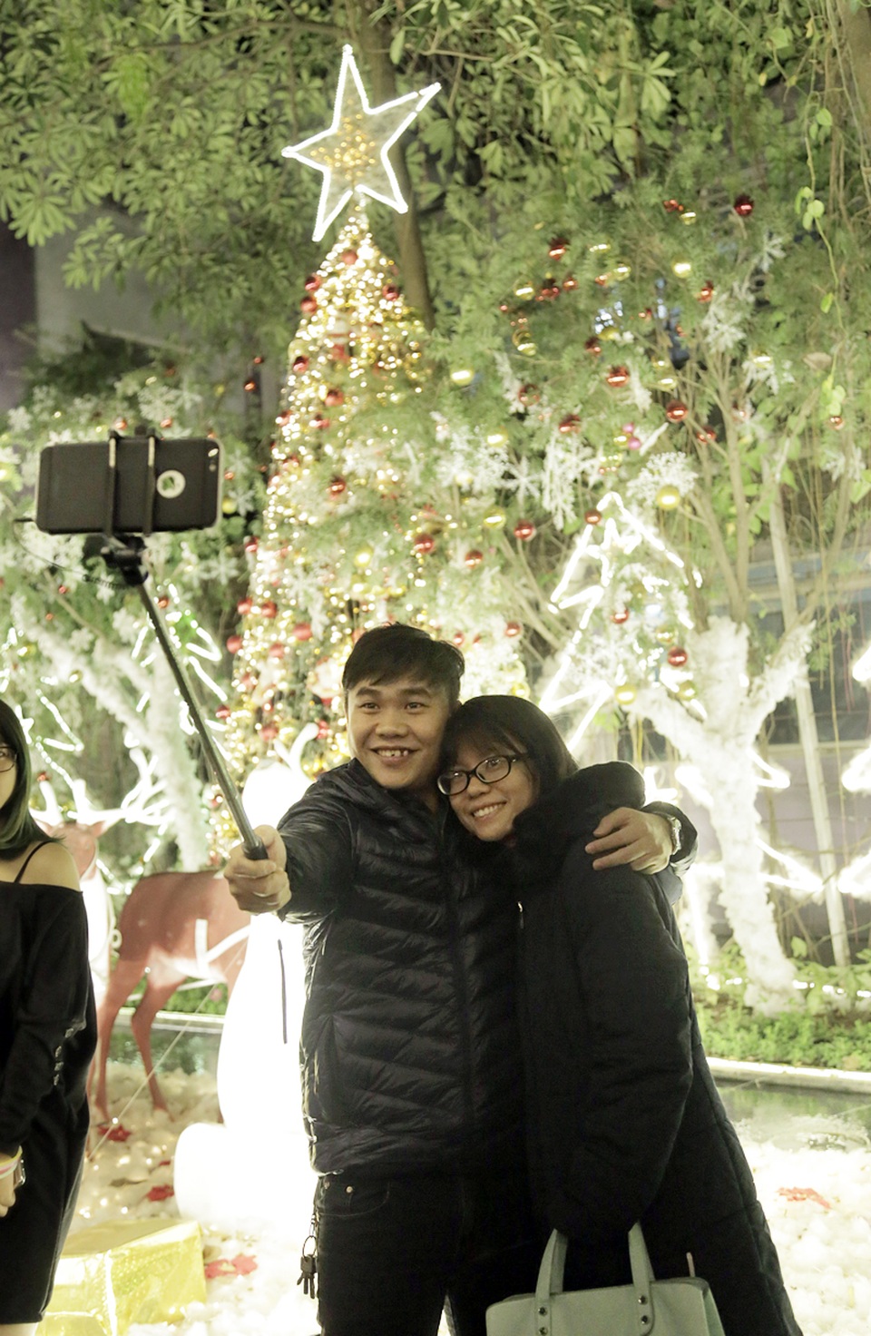 
Các cặp đôi tay trong tay tận hưởng không khí Giáng sinh an lành ngay tại khuôn viên trường mình
