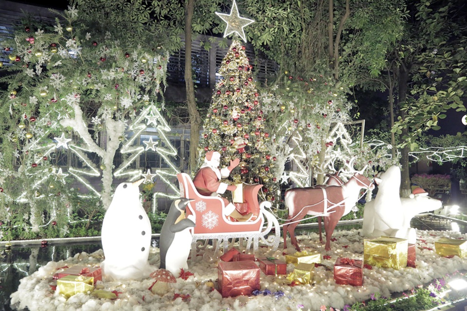 
Tâm điểm của khu vườn là ông già Noel và chiếc xe tuần lộc, được đặt trên mặt nước của ao cá.
