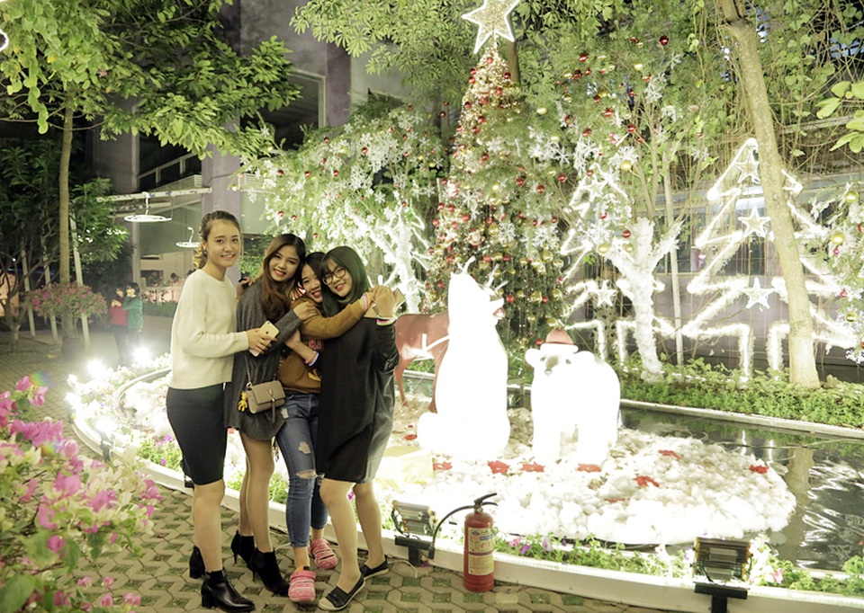 
Khu vườn vốn là nơi thư giãn, tán gẫu với rất nhiều cây xanh thơ mộng, nay được khoác lên mình sắc xanh – đỏ - trắng đặc trưng của dịp lễ Giáng sinh nên càng thu hút các bạn sinh viên.
