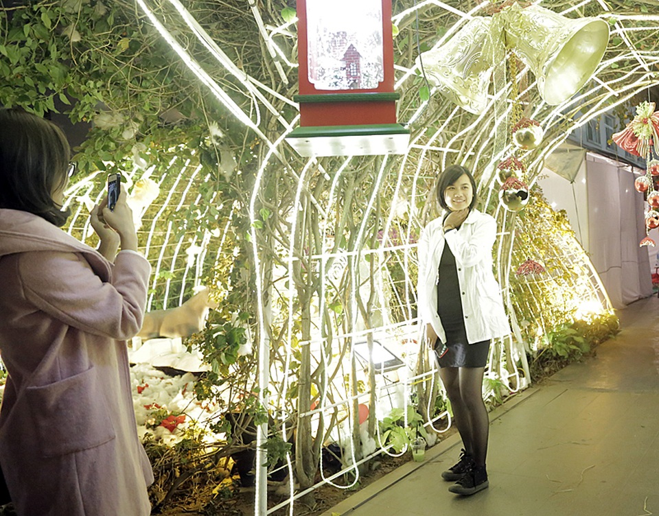 
Mỗi người lại có một cách tận hưởng không khí Giáng sinh khác nhau, ai ai cũng muốn ghi lại những hình ảnh đẹp, ấm cúng bên bạn bè thân thiết.
