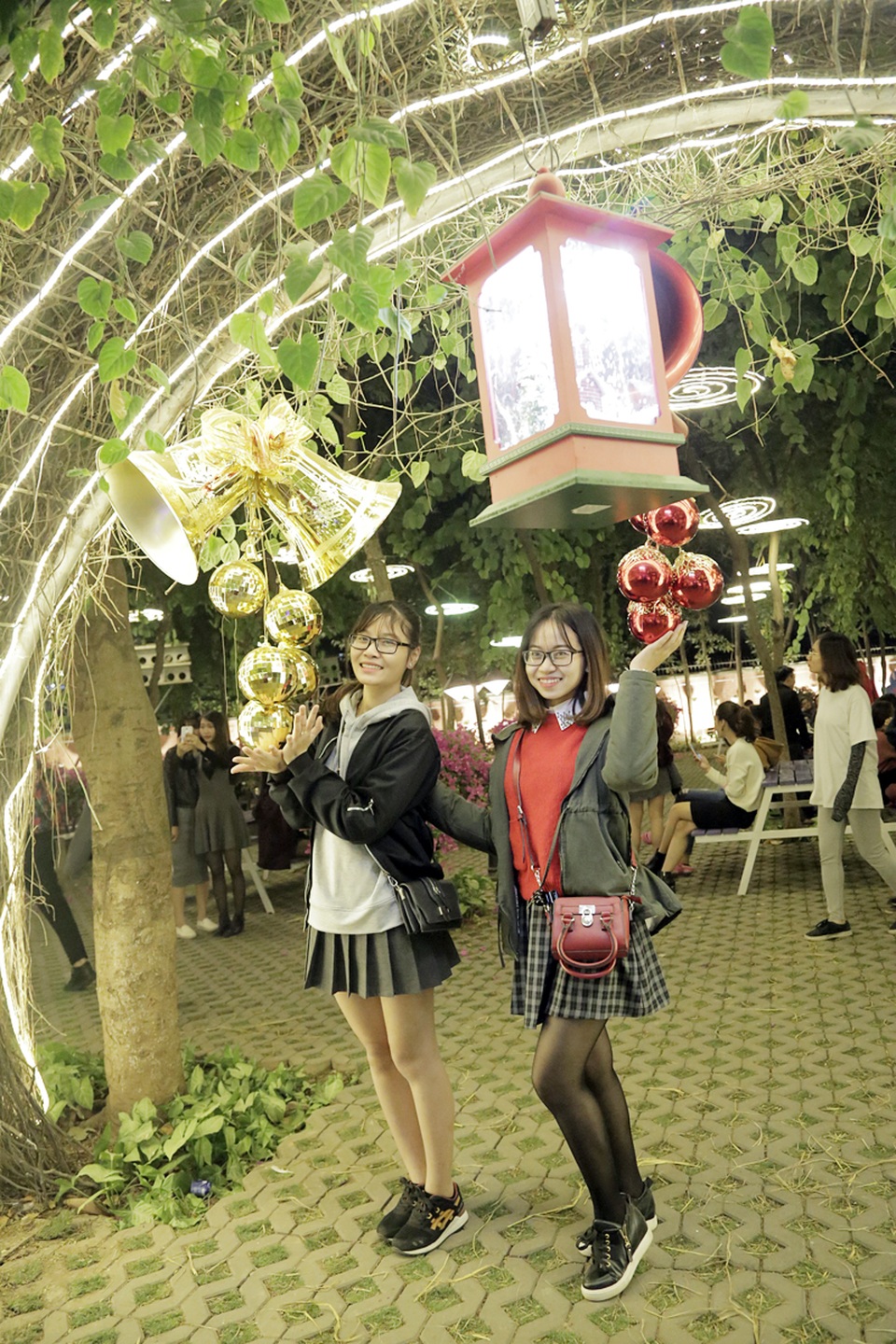 
Thời tiết se lạnh giúp các cô gái thoải mái diện những trang phục ấm áp nhưng không mất đi sự xinh xắn, tươi trẻ, năng động
