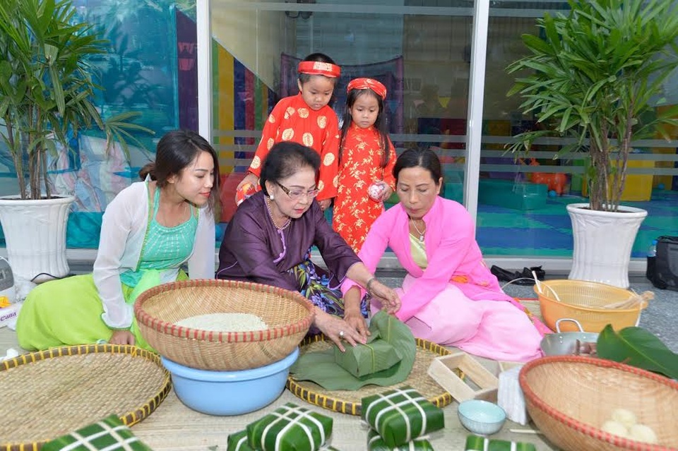 Dragon Hill 2 – mảnh ghép hoàn hảo của “Thành phố văn hóa” Dragon City - 1
Các cư dân nhỏ tuổi được học cách làm bánh chưng tại “Hội xuân đất Rồng 2016”.