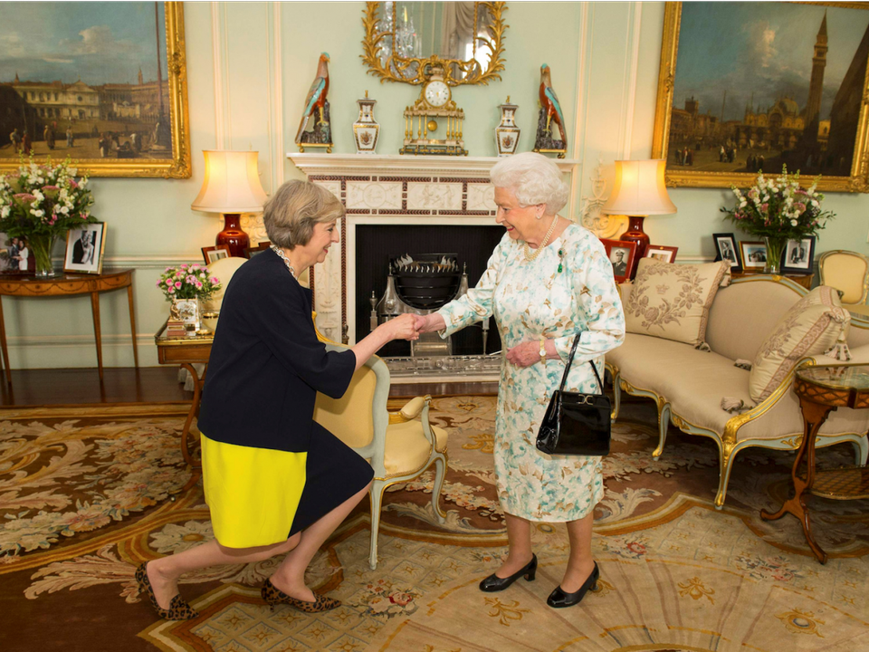 Thế giới năm 2016 qua ảnh (1) - 6 Bà Theresa May diện kiến Nữ hoàng Anh Elizabeth tại cung điện Buckingham hồi tháng 7 khi bà được Nữ hoàng mời làm Thủ tướng Anh thay thế ông David Cameron sau cuộc trưng cầu dân ý lịch sử quyết định việc Anh rời khỏi liên minh châu Âu (EU). (Ảnh: Reuters)