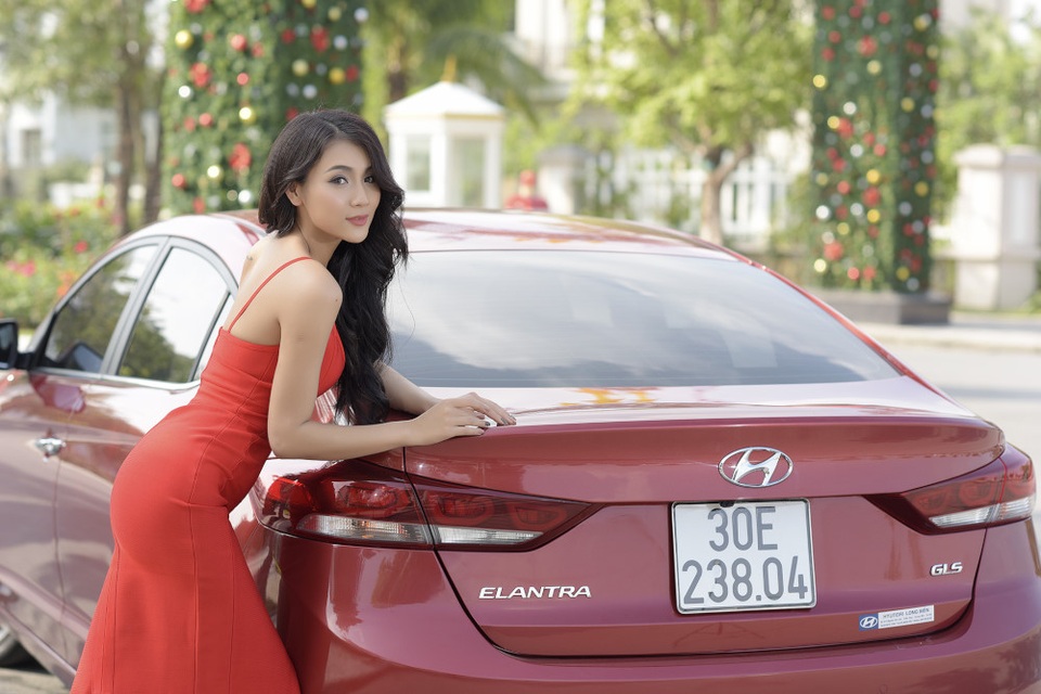 Noel nồng ấm cùng Hyundai Elantra - 2 Xe có số đo dài x rộng x cao lần lượt 4.570 x 1.800 x 1450 (mm), chiều dài cơ sở 2.700 (mm) cùng khoảng sáng gầm xe 150 (mm), đem đến một tổng thể rộng rãi phù hợp với nhu cầu đa dạng của khách hàng.