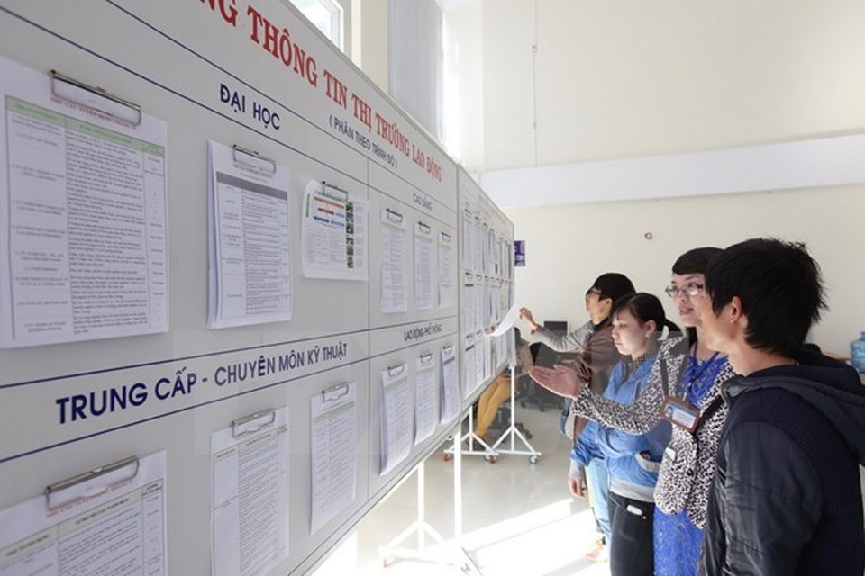 Tỷ lệ thất nghiệp khu vực thành thị ước đạt dưới 4% trong năm nay - 1
Lao động tìm kiếm việc làm qua Bảng thông tin thị trường lao động. (Ảnh: Anh Tuấn/TTXVN)