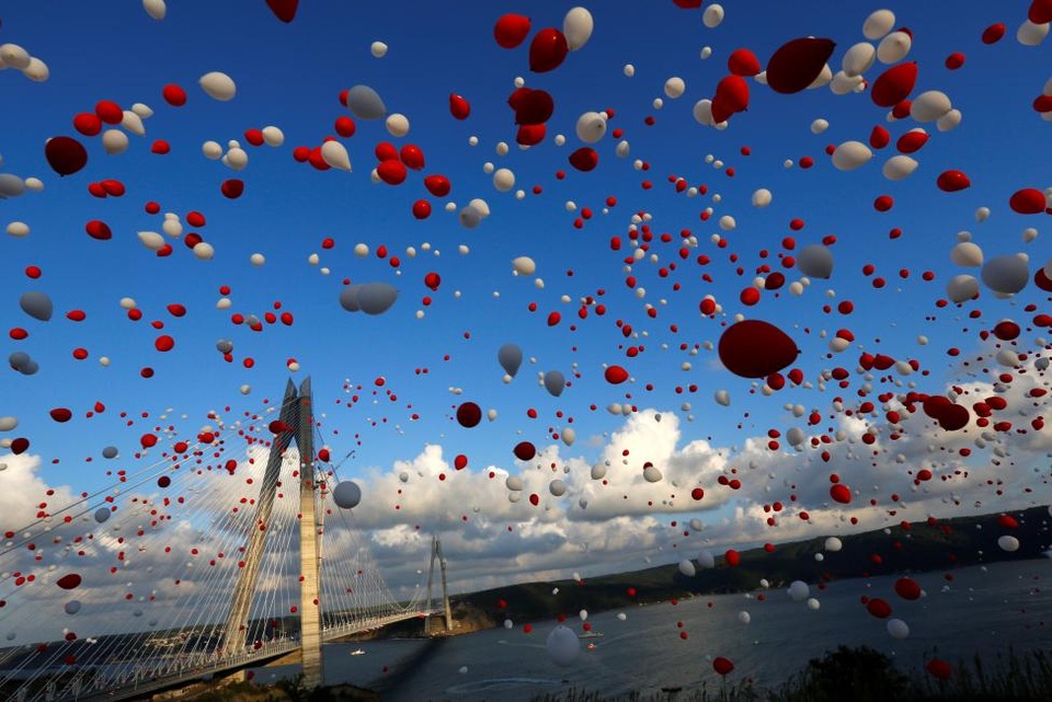 Thiếu nữ trong vườn đào được chọn làm ảnh ấn tượng Việt Nam trên Reuters - 39 Thổ Nhĩ Kỳ: Bóng bay màu sắc được thả nhân lễ khánh thành cây cầu Yavuz Sultan Selim mới xây ở Istanbul ngày 26/8.
