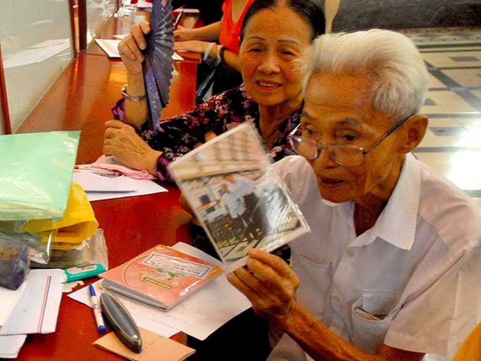 Ông già viết thư thuê nhận giải KOVA - 1