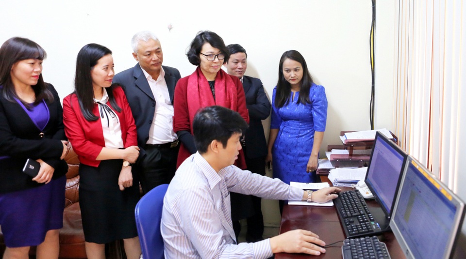Từ ngày 1/1/2017: Ngành BHXH triển khai hệ thống “Một cửa điện tử tập trung” - 1
Chiều 28/12, Thứ trưởng, Tổng Giám đốc BHXH Việt Nam Nguyễn Thị Minh đã trực tiếp kiểm tra việc vận hành hệ thống.