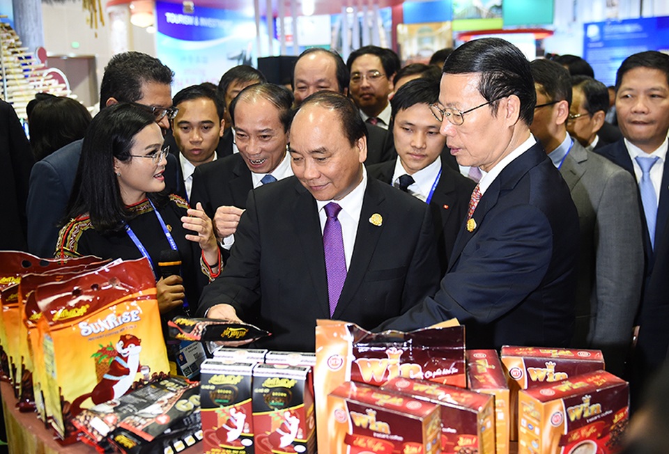 Thủ tướng: “Không loại trừ xung đột không thể hợp tác kinh tế thành công” - 3
Thủ tướng Nguyễn Xuân Phúc giới thiệu với Phó Thủ tướng Trương Cao Lệ về cà phê Việt Nam/Ảnh: VGP