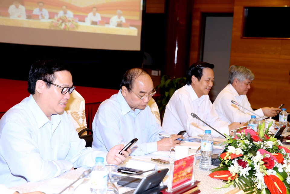 Thủ tướng nhắn tin góp tiền ủng hộ người nghèo - 1
Thủ tướng Nguyễn Xuân Phúc, Phó Thủ tướng Vương Đình Huệ cùng các đại biểu cùng nhắn tin góp tiền hỗ trợ người nghèo.