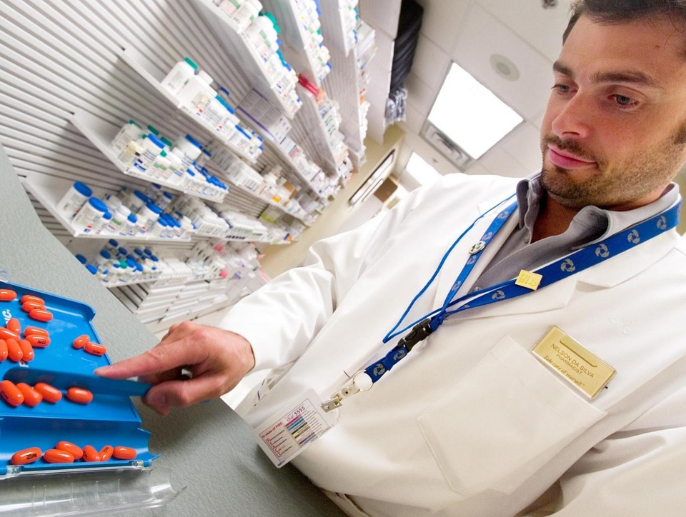 Bệnh nhân đầu tiên trên thế giới được chữa khỏi HIV? - 1 Một dược sĩ đang tính liều thuốc để điều trị cho bệnh nhân HIV