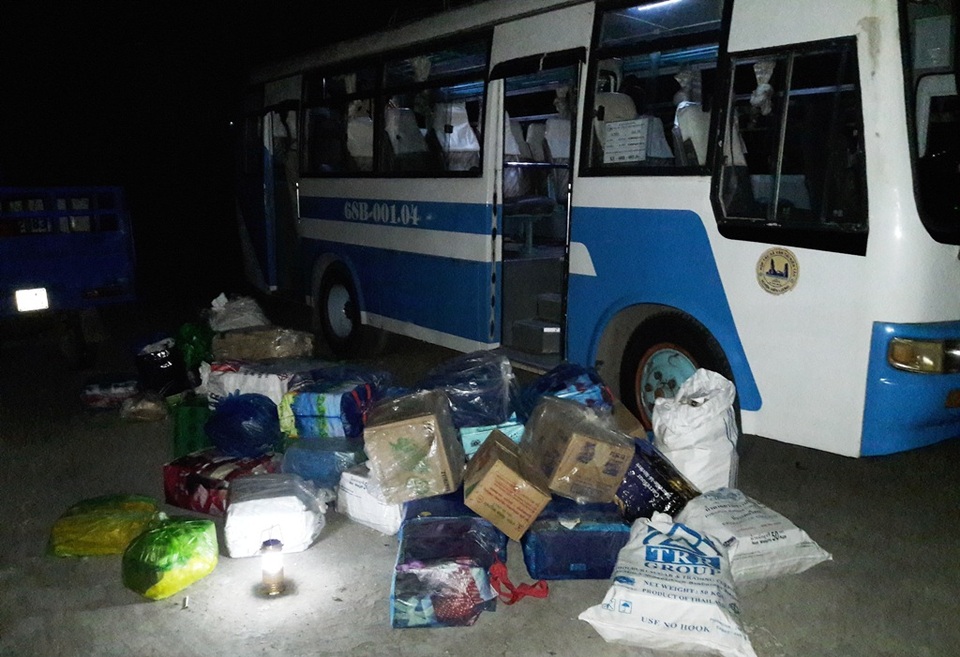 Bắt quả tang xe khách chở 600.000 gói thuốc lá lậu - 1 Xe khách đã bị phát hiện chở 600.000 gói thuốc lá nhập lậu nhiều loại