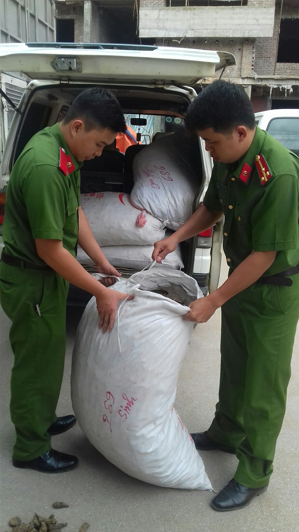 Bắt 2 xe ô tô vận chuyển hơn 1,5 tấn thuốc bắc nhập lậu - 1
Công an huyện Cao Lộc bắt giữ số thuốc nhập lậu