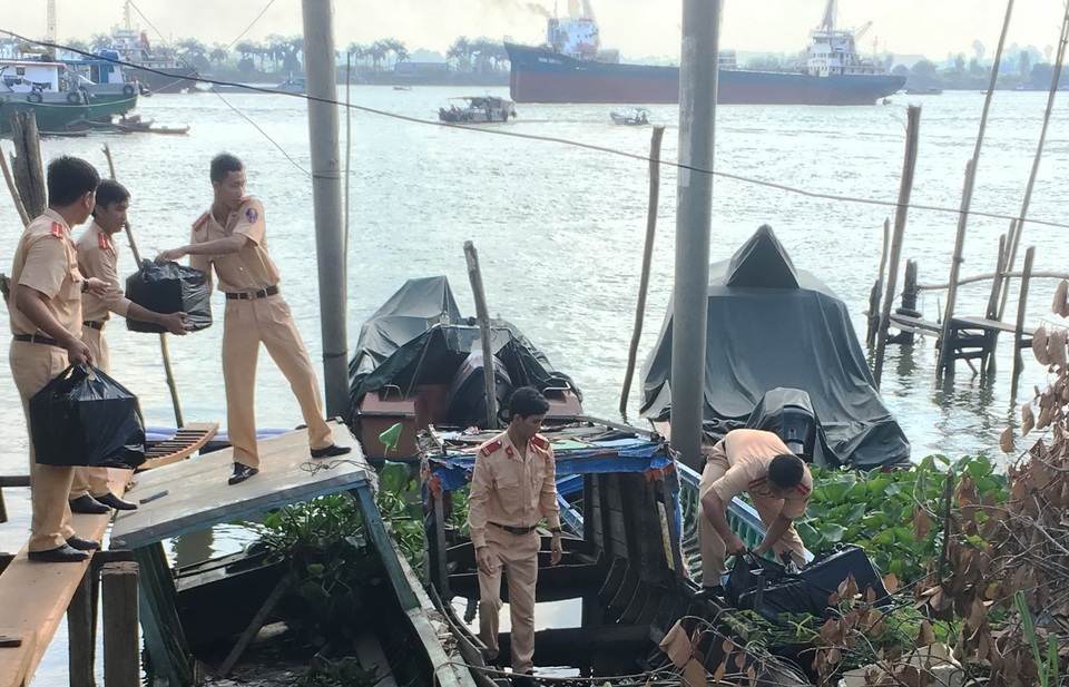 Bất cập trong chống thuốc lá lậu - 1
Khi thấy lực lượng CSGT đường thủy, các đối tượng chở thuốc lá lậu dùng gậy gỗ chống chả quyết liệt sau đó đâm tàu vào bờ bỏ trốn