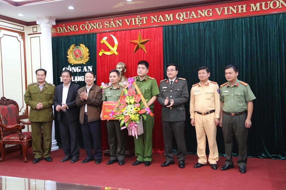 Thưởng nóng Công an Lạng Sơn triệt phá 2 chuyên án ma túy lớn - 1
Ban chỉ đạo 389 trao thưởng cho công an tỉnh Lạng Sơn