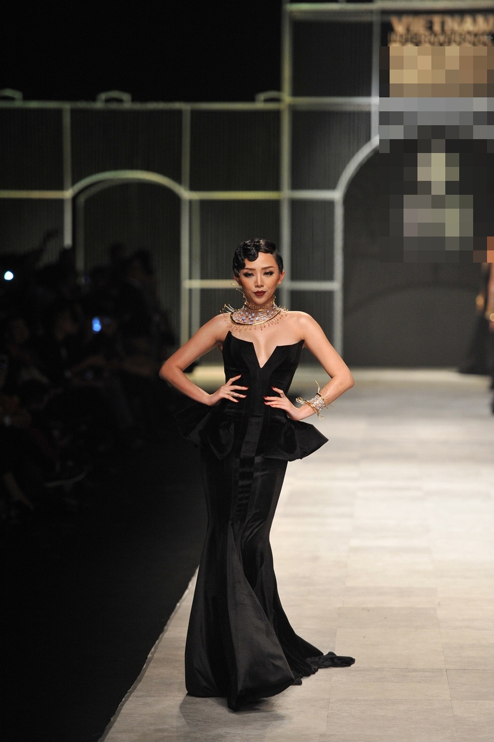 
Tóc Tiên tỏa sáng trên sàn catwalk
