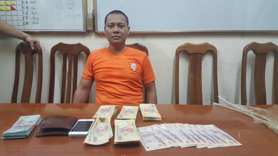 Bắt quả tang 2 đối tượng, thu gần 200 triệu đồng tiền giả - 2
Đối tượng Phạm Thành Chung cùng tang vật