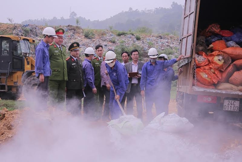 Lào Cai: Tiêu hủy 9 tấn măng tre tươi ngâm hóa chất độc hại - 1 Cơ quan chức năng tỉnh Lào Cai ngày 17/11 đã tổ chức tiêu hủy 9 tấn măng tre tươi ngâm ủ hóa chất Trung Quốc thu giữ tại kho hàng của chị Phạm thị Quyên ở tổ 2, phường Lào Cai