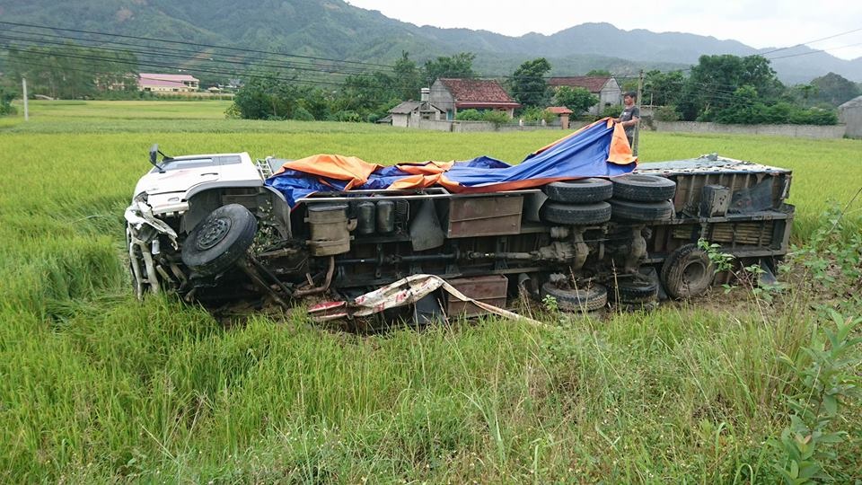 Xe tải lao xuống ruộng, tài xế may mắn thoát chết - 2
Chiếc xe lật nghiêng dưới ruộng, tài xế may mắn thoát chết.