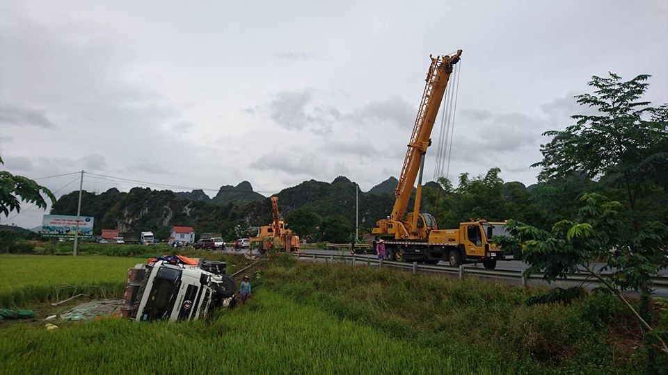 Xe tải lao xuống ruộng, tài xế may mắn thoát chết - 3
Hai xe cẩu giải cứu xe gặp nạn.