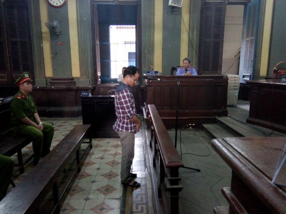 Vụ "con ruồi 500 triệu": Tuyên y án bị cáo Minh 7 năm tù - 2
Bị cáo Võ Văn Minh đang đứng nghe tòa tuyên án