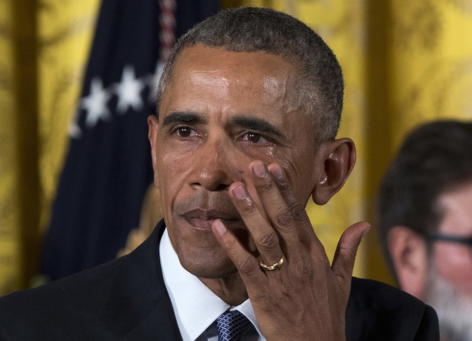 Thế giới năm 2016 qua ảnh (1) - 4 Tháng 1/2016, Tổng thống Mỹ Barack Obama đã rơi lệ khi phát biểu về những biện pháp mà chính quyền của ông đã làm để ngăn chặn tình trạng xả súng đáng lo ngại tại Mỹ. “Mỗi lần nghĩ đến những đứa trẻ, tôi lại như phát điên”, Tổng thống Obama nói về vụ thảm sát tại trường tiểu học Sandy Hook xảy ra vào năm 2012. (Ảnh: AP)