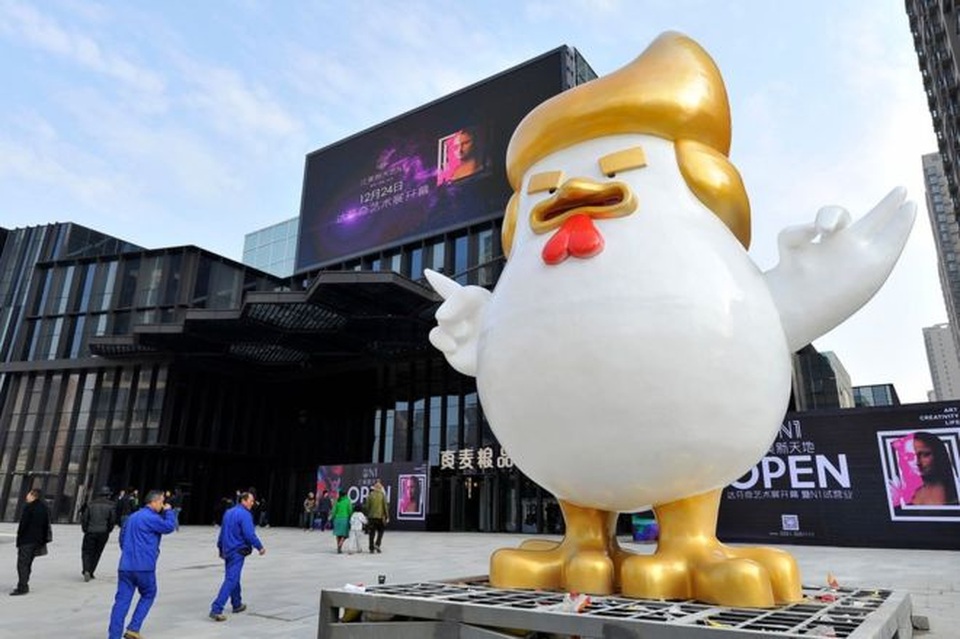 Trung Quốc dựng tượng gà giống ông Trump trước trung tâm thương mại - 1
Bức tượng chú gà giống Tổng thống đắc cử Mỹ Donald Trump mọc lên trước một trung tâm thương mại ở Trung Quốc. (Ảnh: AFP)