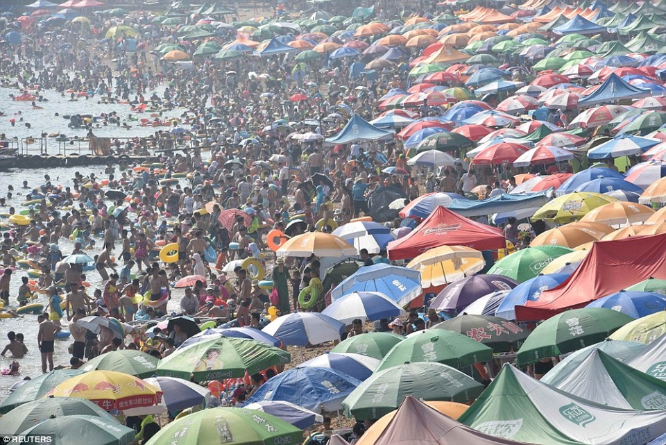 
Bãi biển ở Đại Liên, tỉnh Liêu Ninh ken đặc khách tắm biển tránh cái nóng của mùa hè 2016. (Ảnh: Reuters)
