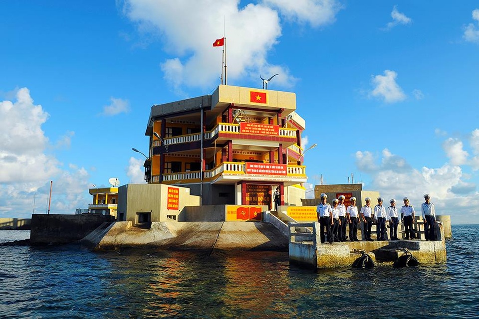 Đảo Đá Đông B. Ảnh của tác giả Trần San.