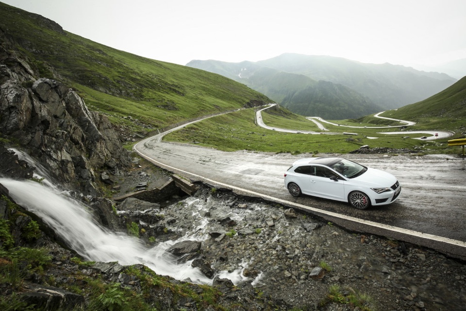1) Đường Transfagarasan, Rumani Giống đường Stelvio ở Italu, Transfagarasan của Rumani cũng là một trong những cung đường nguy hiểm nhất thế giới, chạy xuyên núi Carpathian, thường chỉ mở từ tháng 6 đến tháng 10 hàng năm.