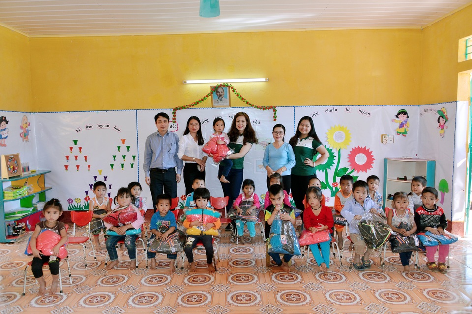 Trao tặng “Phòng học cho em” tại Điểm trường bản Ngựu, Trường Mầm non số 1 xã Pá Khoang - 1
Các đại biểu cùng Ban giám hiệu, cô giáo Trường mầm non thăm nơi học tập và sinh hoạt của các cháu học sinh