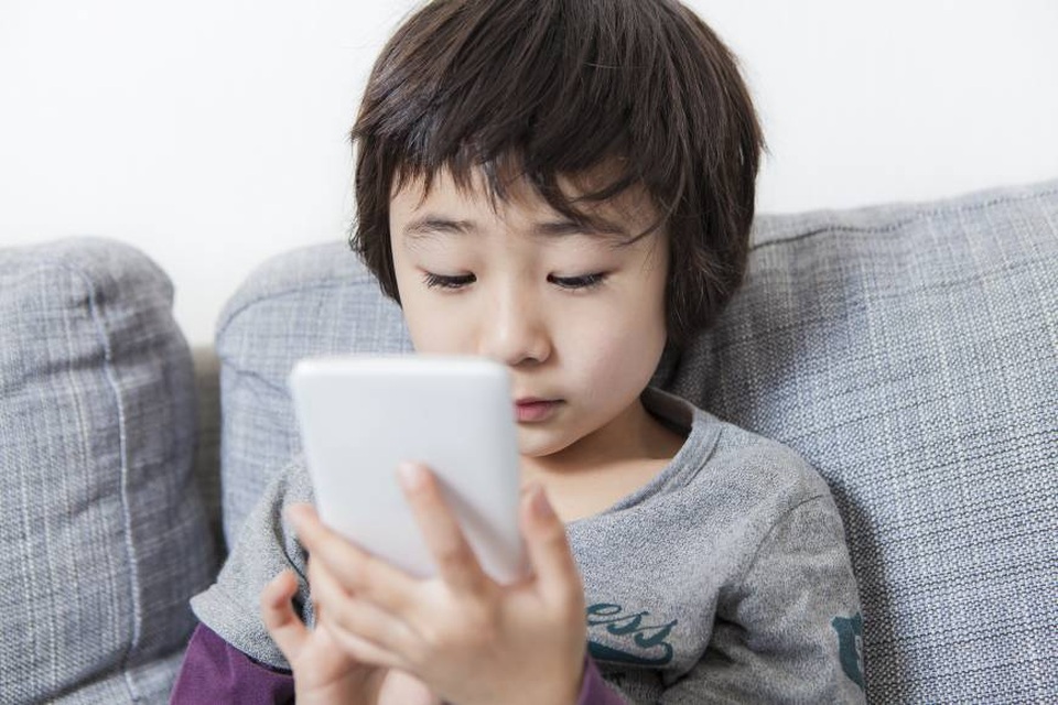 Học sinh Nhật Bản giảm thị lực vì điện thoại thông minh - 1
Dùng điện thoại thông minh trong nhiều tiếng đồng hồ mỗi ngày có nguy cơ làm giảm thị lực của trẻ. (Ảnh minh họa: Japan Times)