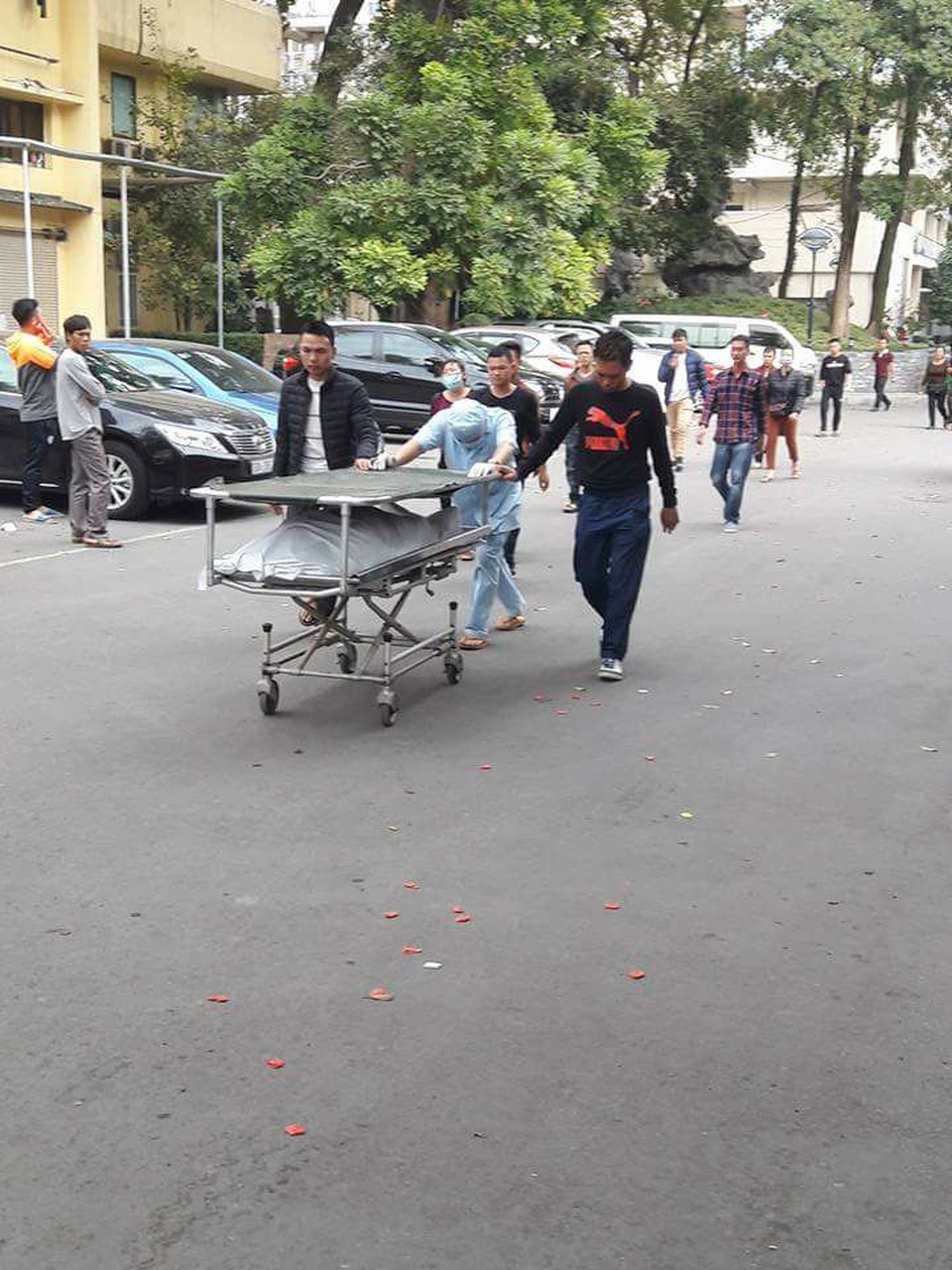 
Đưa bệnh nhân từ Bệnh viện Trí Đức sang Bệnh viện Bạch Mai (Ảnh: CTV)
