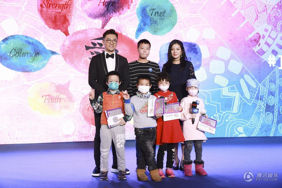“Tiểu Yến Tử” Triệu Vy hội ngộ “Ngũ A Ka” Tô Hữu Bằng - 2
Các em nhỏ mắc bệnh nhận quà từ Triệu Vy và Tô Hữu Bằng. Hai ngôi sao nổi tiếng trở thành bạn từ khi kết đôi trong bộ phim truyền hình Hoàn châu cách cách gần 20 năm trước. Sau bộ phim này, cả hai đều có những bước tiến thuận lợi trong sự nghiệp.