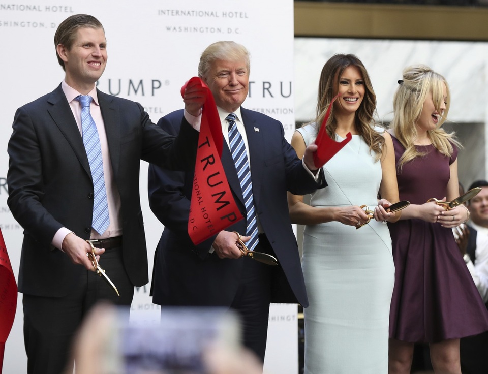 Tỷ phú Trump: Tôi sẽ điều hành nước Mỹ như điều hành kinh doanh - 1
Nhà Trump trong lễ khai trương khách sạn hạng sang gần Nhà Trắng. (Ảnh: AP)