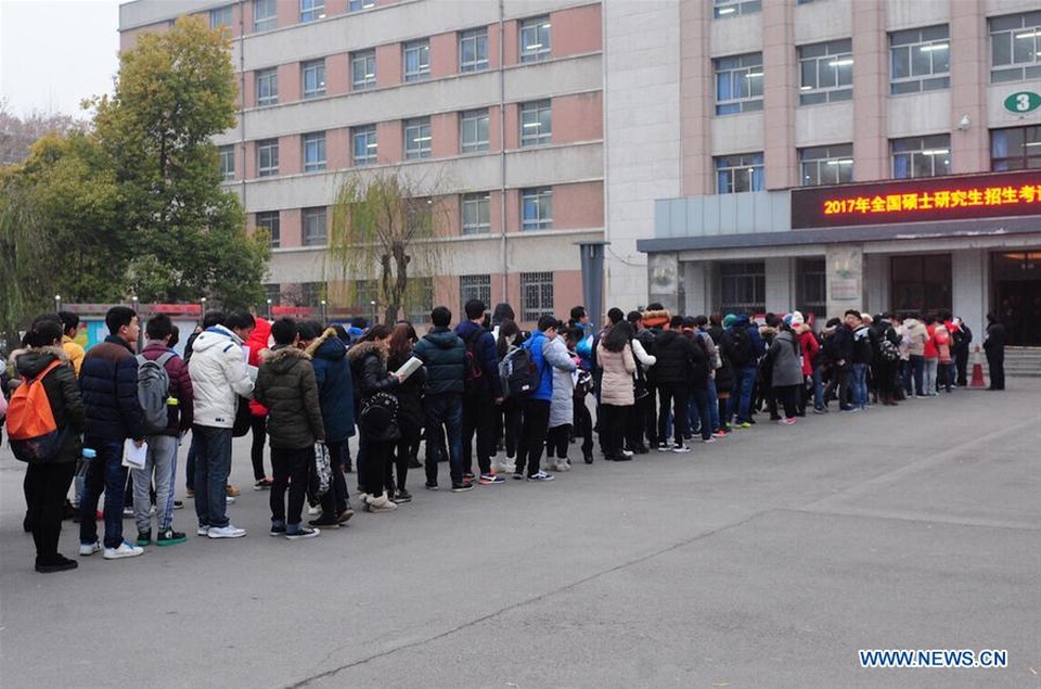 “Bằng đại học khó mà xin việc”, cử nhân đua nhau đi học Thạc sĩ - 1 Các thí sinh xếp hàng vào thi đầu vào cao học năm 2017 tại Trường Đại học Nông nghiệp Hà Nam ở Quảng Châu, tỉnh Hà Nam, Trung Quốc. (Ảnh: Xinhua)