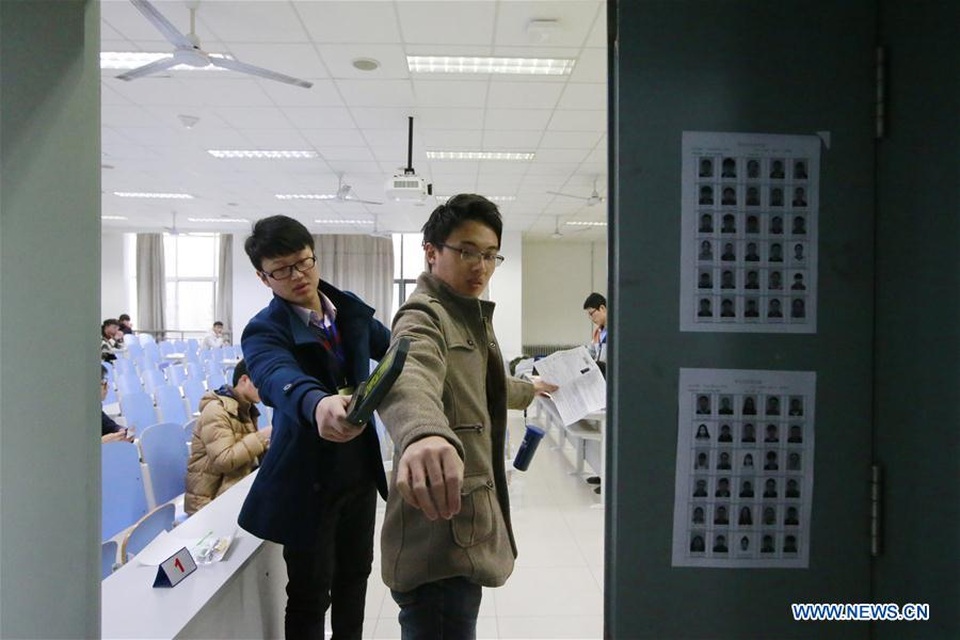 “Bằng đại học khó mà xin việc”, cử nhân đua nhau đi học Thạc sĩ - 4 Giám thị kiểm tra thí sinh trước khi vào thi tuyển sinh Cao học năm 2017 tại Trường Đại học Dầu khí Thanh Đảo, tỉnh Sơn Đông, Trung Quốc ngày 24/12/2016. (Ảnh: Xinhua)