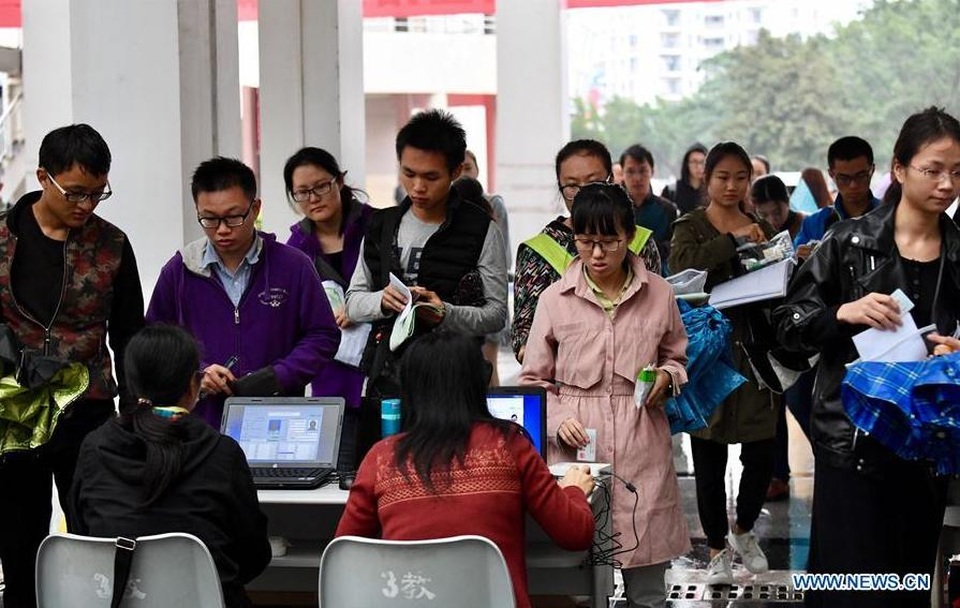 “Bằng đại học khó mà xin việc”, cử nhân đua nhau đi học Thạc sĩ - 7 Thí sinh chuẩn bị bước vào phòng thi tuyển sinh Cao học năm 2017 tại Trường Đại học Hải Nam ở tỉnh Hải Nam, Trung Quốc ngày 24/12/2016. (Ảnh: Xinhua)