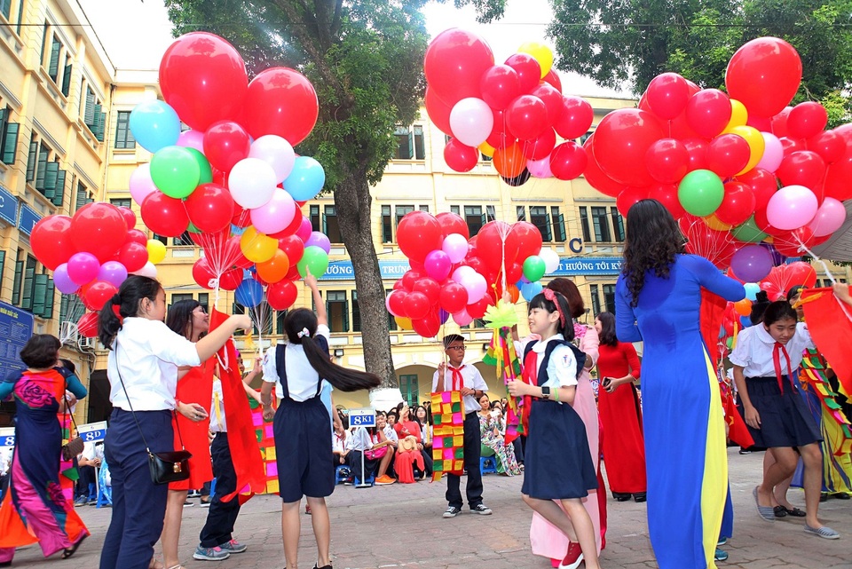 Lãnh đạo Đảng, Nhà nước dự khai giảng cùng các em học sinh - 39
Học sinh lớp 6 trường THCS Trưng Vương thả bóng đón chào những năm tháng học tập ở trường mới. (ảnh: Hoàng Dung)