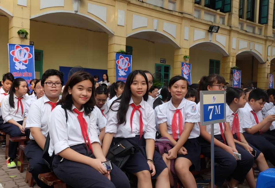 Lãnh đạo Đảng, Nhà nước dự khai giảng cùng các em học sinh - 40
Các em học sinh rạng rỡ chào đón ngày khai giảng. Trường THCS Trưng Vương đang hướng tới kỷ niệm 100 năm ngày thành lập trường. (ảnh: Hoàng Dung)